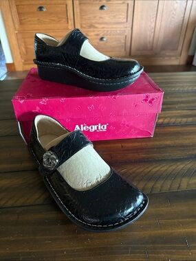 Alegria by PG Lite Black Embossed Leather Mary Jane Clogs New in Box